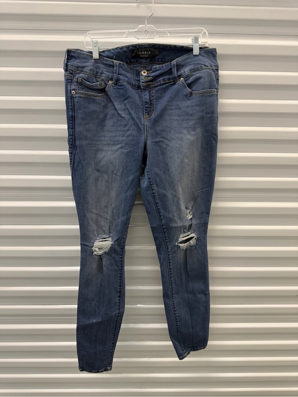 torrid Distressed Skinny Jegging Jeans - Blue Wash Size 18XT - Picture 1 of 4